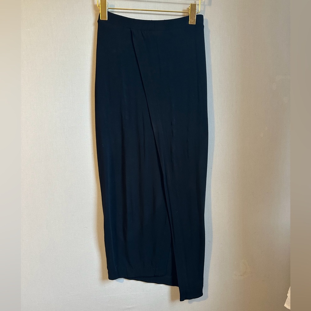 Majestic Filatures womens Skirt BLK Soft fabric made of 94 % viscose. Size 2.